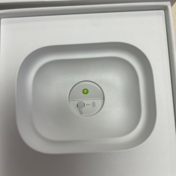 AirPods Pro (1st Generation) with Wireless Charging Case and Charging Cord - Picture 12 of 16